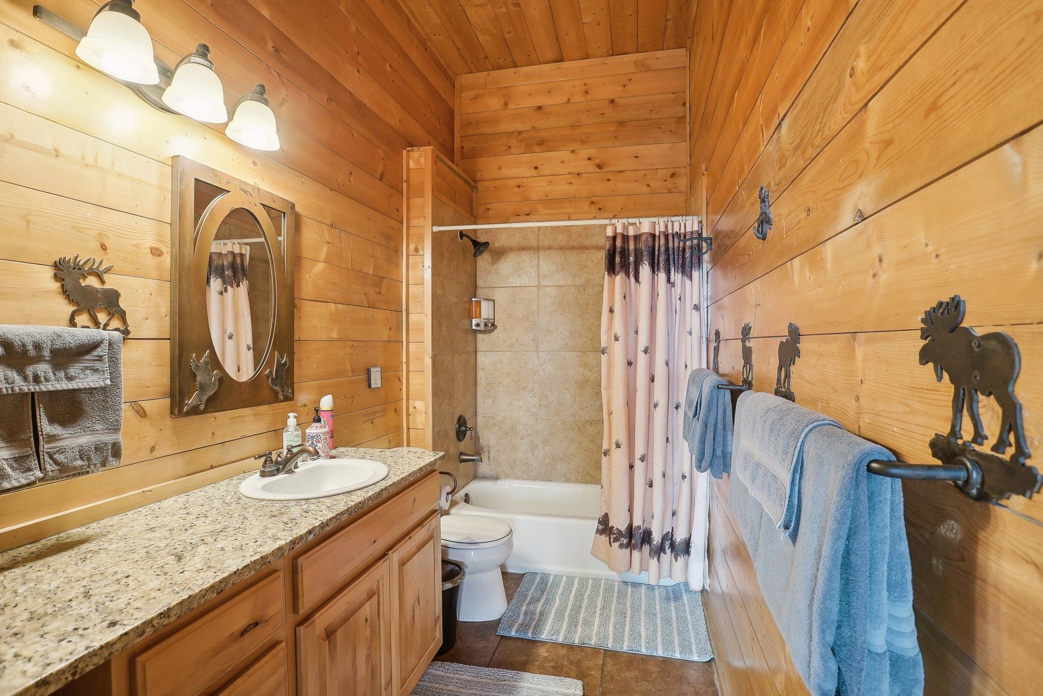 Upper-floor full bathroom