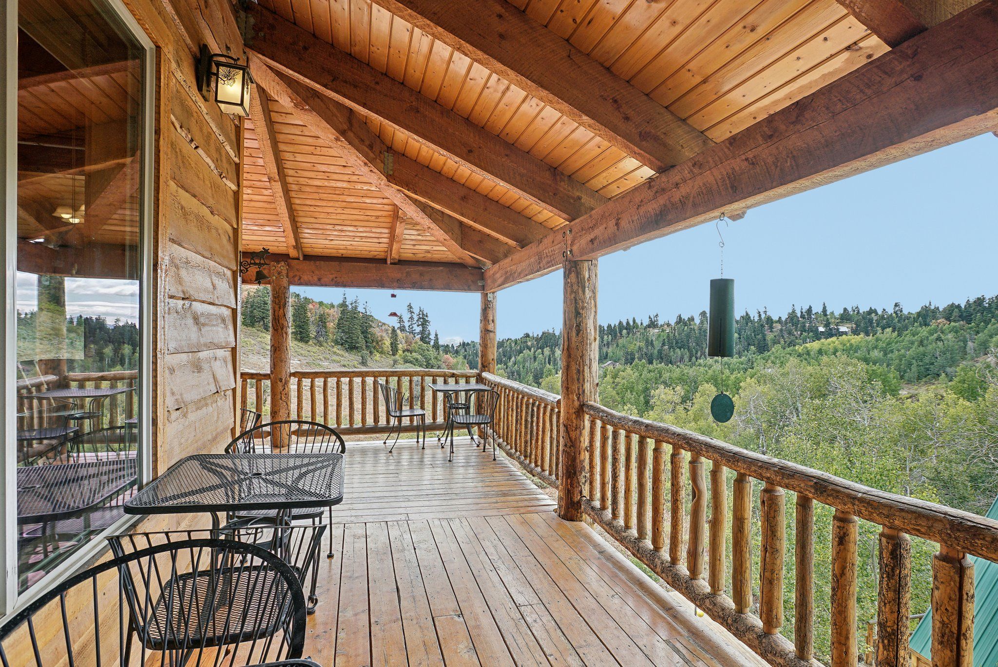 Covered deck wrapping around the log exterior